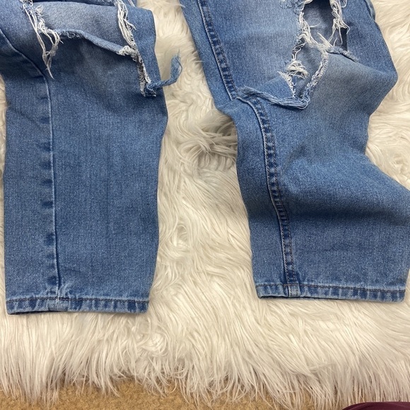 Refuge Denim “Mom” Style Ripped/Distressed Juniors Jeans - Picture 8 of 9